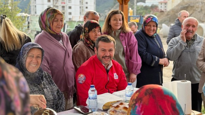 BAŞKAN ÇETİNKAYA TEYZELERLE BU KEZ SÖZ VERDİĞİ ÇARDAKTA BULUŞTU