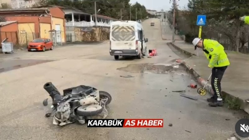 Minibüs ile Motosiklet Çarpıştı; 1 Kişi Hayatını Kaybetti.