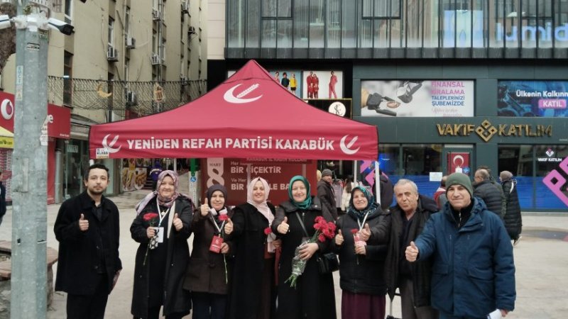 YENİDEN REFAH PARTİSİ KADIN KOLLARINDAN 8 MART’TA ÇİÇEKLİ KUTLAMA