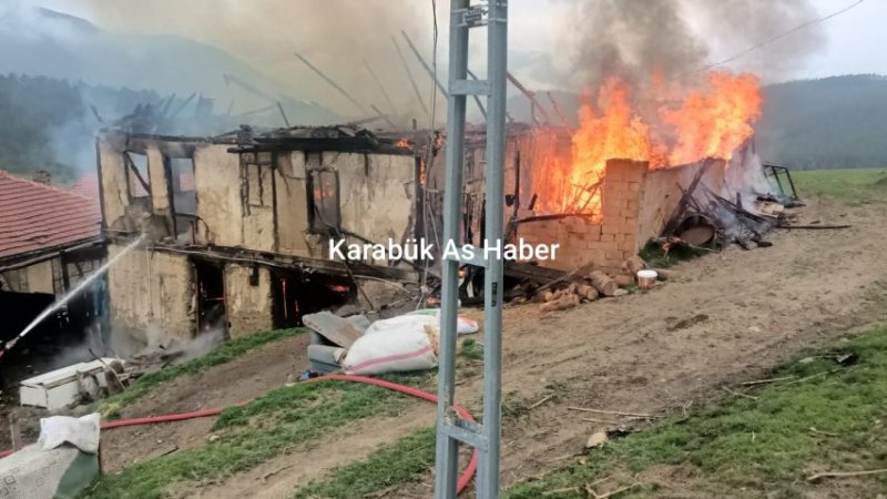 İki Katlı Ahşap Ev Alevlere Teslim Oldu
