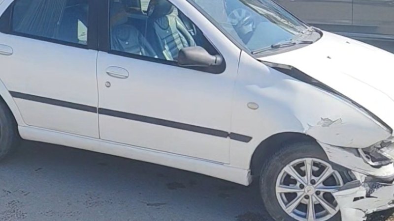 İKİ OTOMOBİL ÇARPIŞTI: 3 YARALI