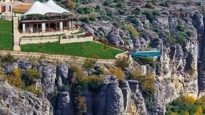 80 METREDEN BOŞLUĞA ATLAYAN ÜNİVERSİTE ÖĞRENCİSİ HAYATINI KAYBETTİ